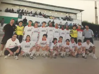 Tiago Gomes (ao centro, em baixo, com a mão no chão) na formação do Benfica