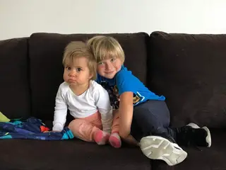 Os dois filhos de Tiago, Índia (à esquerda) e Gabriel