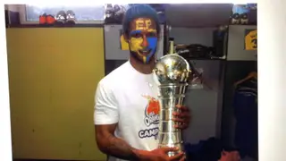 Tiago Goms festeja a subida do Estoril à I Liga com a taça na mão
