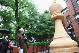 Sinquefield junto da maior peça de xadrez do planeta, em St. Louis