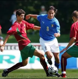 Hélio (à esquerda) num jogo pela seleção de sub-17, contra Itália