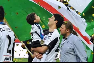 Hélio com o filho mais velho, Kevin, ao colo