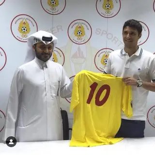 Hélio (à direita) no dia em que foi apresentado no Al-Mesaimeer do Qatar