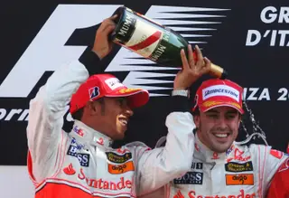 Hamilton e Alonso todo eles sorrisos, mas a realidade era outra: a relação entre ambos na McLaren foi sempre problemática