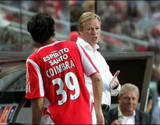 João Coimbra troca algumas palavras com o treinador Koeman
