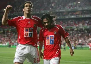 João (à esquerda) com Miccoli durante um jogo na Luz