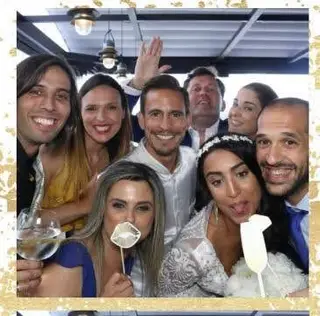 João Coimbra (à direita), na festa de casamento de João Pereira (ao centro)