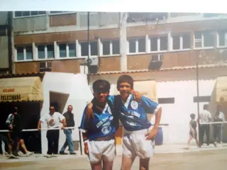 João (à direita) no Amora com o amigo Kiko (Rodrigo Tomasini).