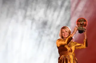 A norueguesa Ada Hegerberg, do Lyon, é a primeira futebolista do sexo feminino a ser agraciada com a Bola de Ouro