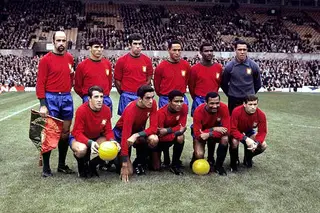 A seleção dos "Magriços", que jogou o Mundial de 1966. Simões é o primeiro em baixo à direita