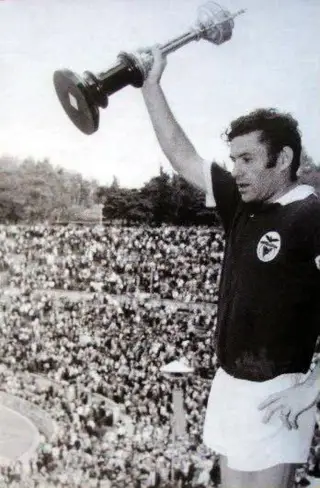 Simões levanta a Taça de Portugal conquistada pelo Benfica, em 1968, no Estádio Nacional
