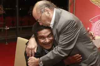 António Simões abraça e beija Eusébio no lançamento do livro “António Simões – personalidades e reflexões do mais jovem campeão europeu da história”, em 2013