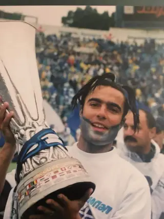 Mário Silva com a Taça UEFA conquistada ao serviço do FCP