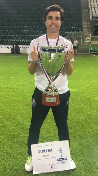 Mário Silva como troféu de um torneio de sub-17 na Republica Checa, onde foi também eleito melhor treinador, ao serviço do FCP