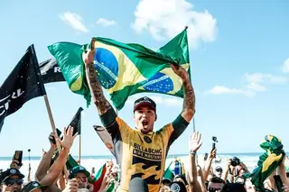Gabriel Medina é bicampeão mundial no Havai