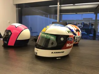 O capacete com que Schumacher terminou a sua primeira época na Fórmula 1 e que mais tarde ofereceu a Domingos Piedade