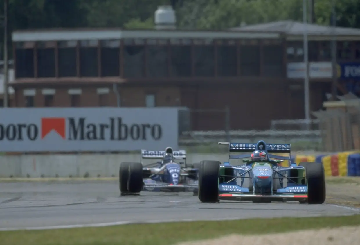 Em novembro de 1994, Schumi conquistou finalmente o primeiro título de campeão do mundo. E, claro, com polémica à mistura: um choque com Damon Hill ditou o afastamento dos dois na última corrida do campeonato, na Austrália