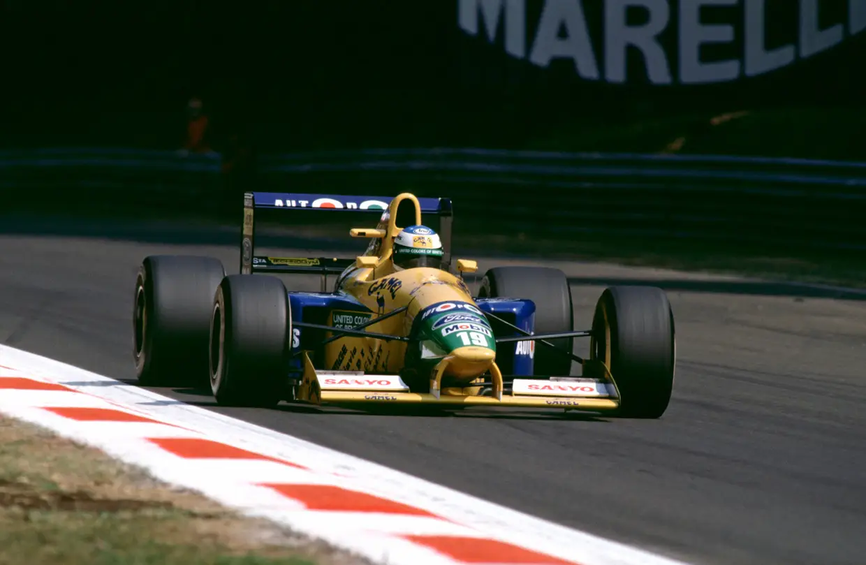 Michael Schumacher nunca foi uma pessoa aborrecida. Dando uma cambalhota ao guião da F1, saltou para o carro da Benetton na corrida seguinte, em Monza, em setembro de 1991. Terminou em quinto lugar