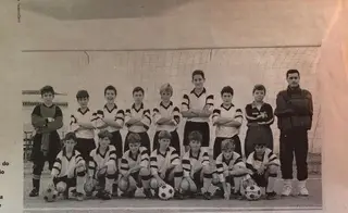 Miguel Garcia (o primeiro em baixo à direita), na equipa dos infantis de Moura
