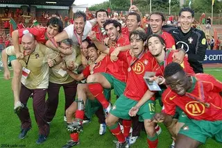 Miguel Garcia, com a camisola Nº15, festeja a conquista do Europeu de sub-21
