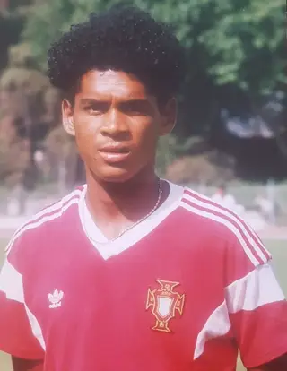 Abel Xavier com uma das primeiras camisolas que vestiu da seleção nacional
