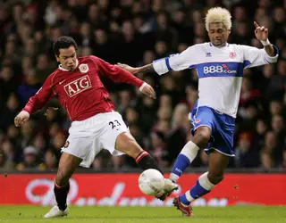 Abel Xavier (à direita) em ação pelo Middlesbrough