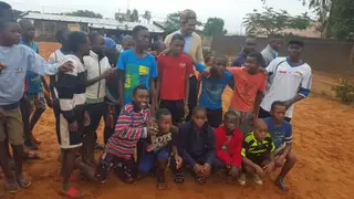 Abel Xavier numa visita a uma escola moçambicana