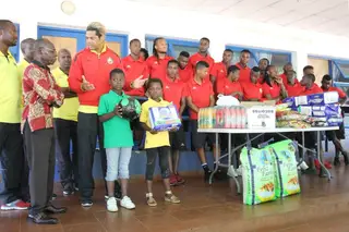 Abel Xavier com a seleção nacional de Moçambique numa doação ao Hospital da Beira