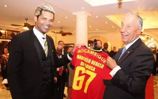 Abel Xavier ofereceu ao PR Marcelo Rebelo de Sousa uma camisola da seleção de Moçambique no jantar da cimeira luso-moçambicana
