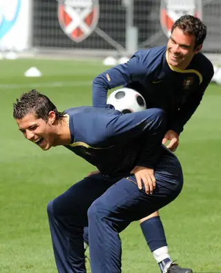 Jorge Ribeiro numa brincadeira com Cristiano Ronaldo, durante um treino da seleção