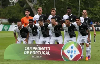 O plantel do SC Farense. Jorge Ribeiro é o primeiro à esquerda em baixo