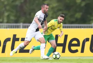 Jorge Ribeiro (com a bola) durante um jogo do SC Farense com o GD Mafra