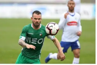 Jorge Ribeiro já com a camisola do Farense