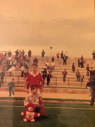 Jorge Ribeiro (em baixo), com o irmão Maniche, que já jogava nas camadas jovens do Benfica