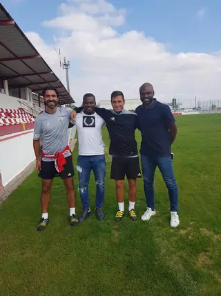 Vasco (à esquerda) com um amigo e ex-colega do Sporting, Cuvilito Gomes, o treinador Vasco Matos e o diretor desportivo Nelson Veiga