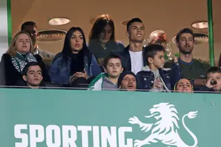 Cristiano Ronaldo a assistir ao dérbi entre Sporting e Benfica