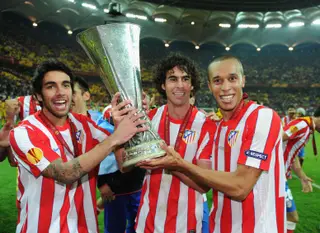 Tiago no meio de Silvio e Miranda com a Taça UEFA de 2012 conquistada pelo Atlético de Madrid