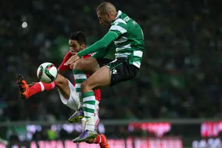 Sílvio num derbi com o Sporting, em 2015, a disputar a bola com Slimani