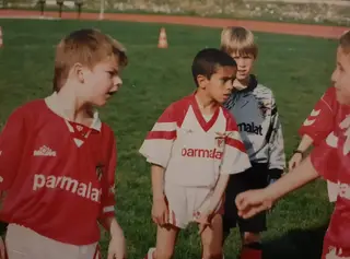 Sílvio, de branco, à conversa com colegas de equipa, no Benfica
