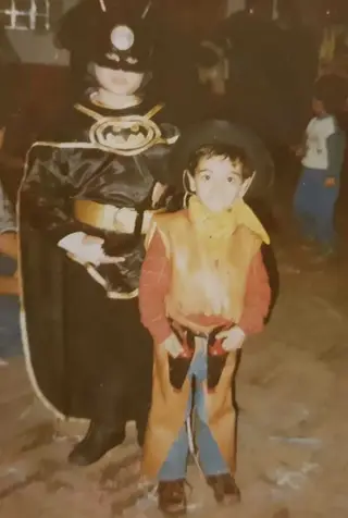 Sílvio mascarado de cowboy com o irmão mais velho, Mauro
