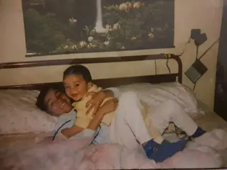 Sílvio com o irmão mais novo, Dino, ao colo