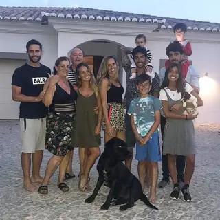 Sílvio (o 2º à direita, atrás) com toda a família, no Algarve