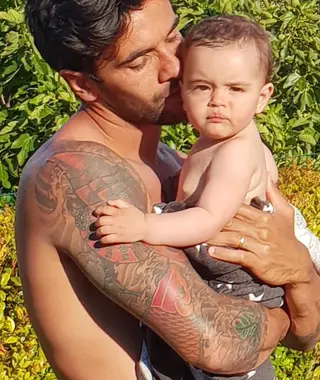 Sílvio com o filho Gustavo ao colo