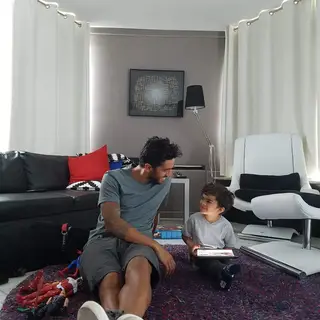 Sílvio a brincar com o filho Gustavo