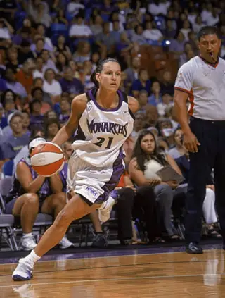 Ticha Penicheiro em ação durante um jogo das Sacramento Monarchs