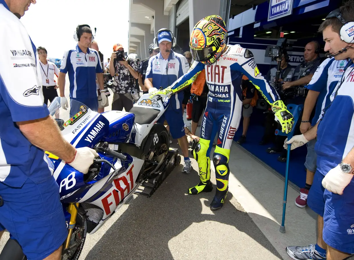 Uma queda no GP Itália de 2010, em Mugello, provocou uma dupla fratura na perna direita ao italiano. A época esteve em risco, mas com uma recuperação milagrosa, Rossi voltou a competir apenas 40 dias depois, no GP Alemanha