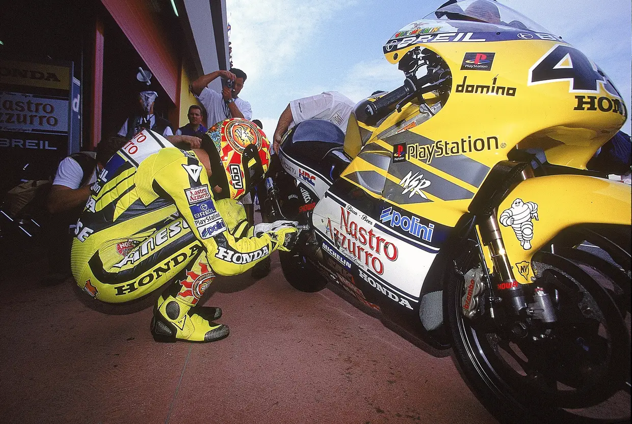 Em 2000, Rossi saltou para a categoria máxima e os primeiros tempos não foram fáceis: caiu nas duas primeiras corridas