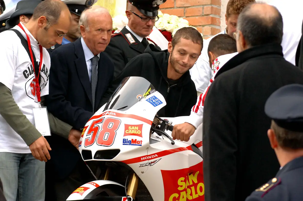 Rossi no funeral do compatriota Marco Simoncelli, após um despiste no GP Malásia de 2011
