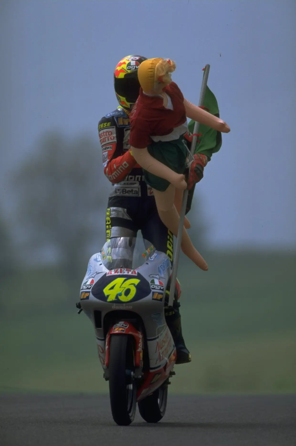 Desde cedo que o espírito irreverente de Valentino Rossi se revelou. Aqui festeja a vitória no GP Itália de 1997 com uma companhia especial