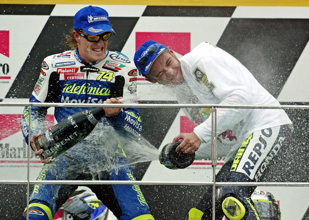 Rossi festeja o 3.º título na categoria máxima, após a vitória no GP Malásia de 2003